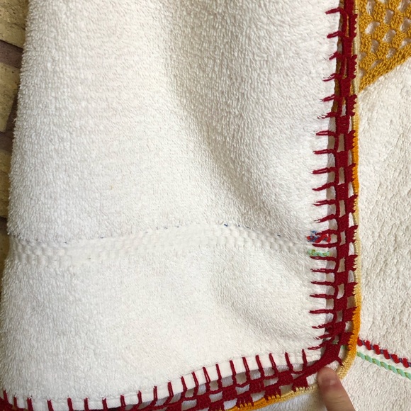 80's Floral Embroidered Bath Towel - Beach Towel - Granny Chic - Bathroom - Picture 12 of 15